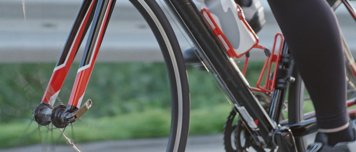 persoana pe bicicleta rosie