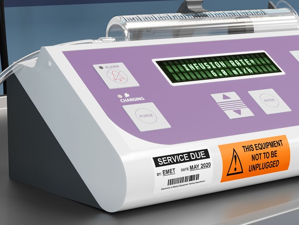 Informații de service pe etichetă laminată Brother P-touch TZe pe echipament din spital