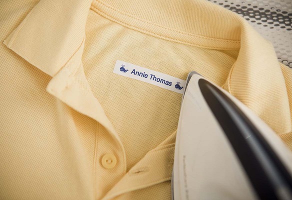 Tricou de copii cu etichetă cu nume aplicată cu fierul