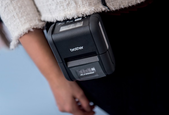 Femeie cu imprimantă mobilă RJ-2050 