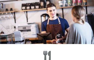Bărbat în cafenea servind o clientă