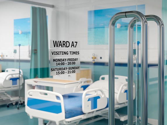 Etichetă P-touch TZe negru pe transparent pe ușă în spital
